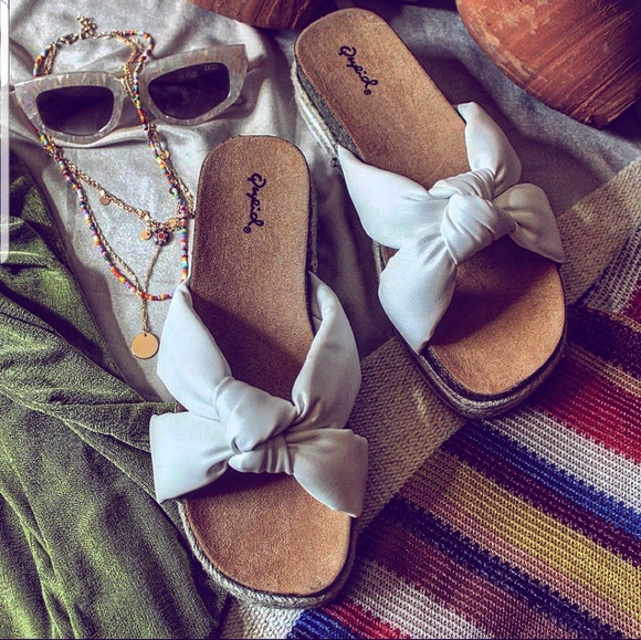 Shoes - 🚨FEW PAIRS LEFT// White platform Sandal